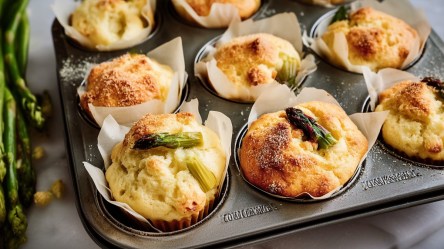 Ein Blech mit frisch gebackenen Spargelmuffins.