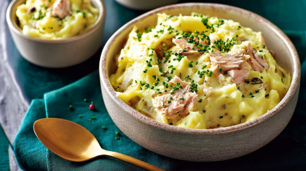Thunfisch-Kartoffelpüree mit Schnittlauch in einer hellen Schale.