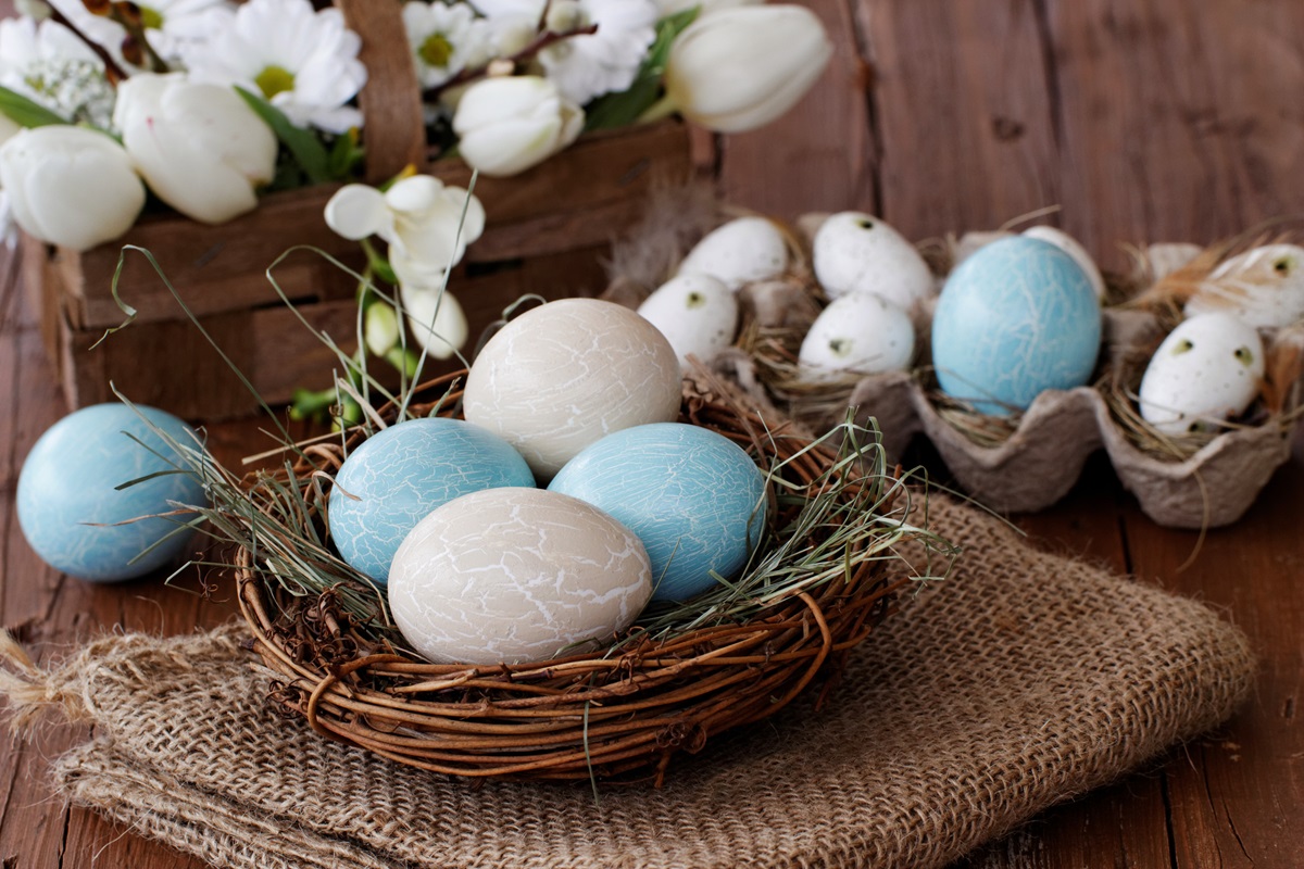 Wie lange sind gekochte Eier haltbar? Ein Osternest mit gefärbten Eiern.