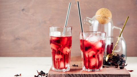 Mehrere Gläser Agua de Jamaica: mexikanische Hibiskus-Limonade mit Strohhalmen.