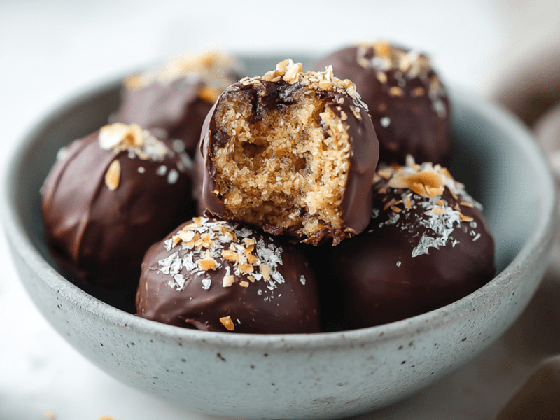 Eine Schüssel voller Bananenbrot-Energyballs.