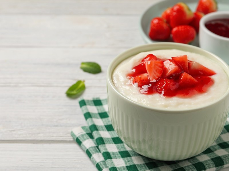 Grießbrei mit Erdbeerkompott in einer hellen Schale.