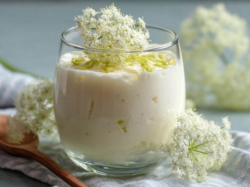 Ein Glas Holunderblüten-Pudding.