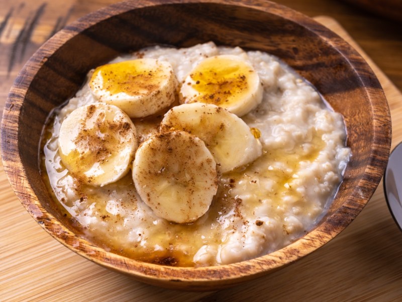 Eine Schüssel Honig-Bananen-Porridge.