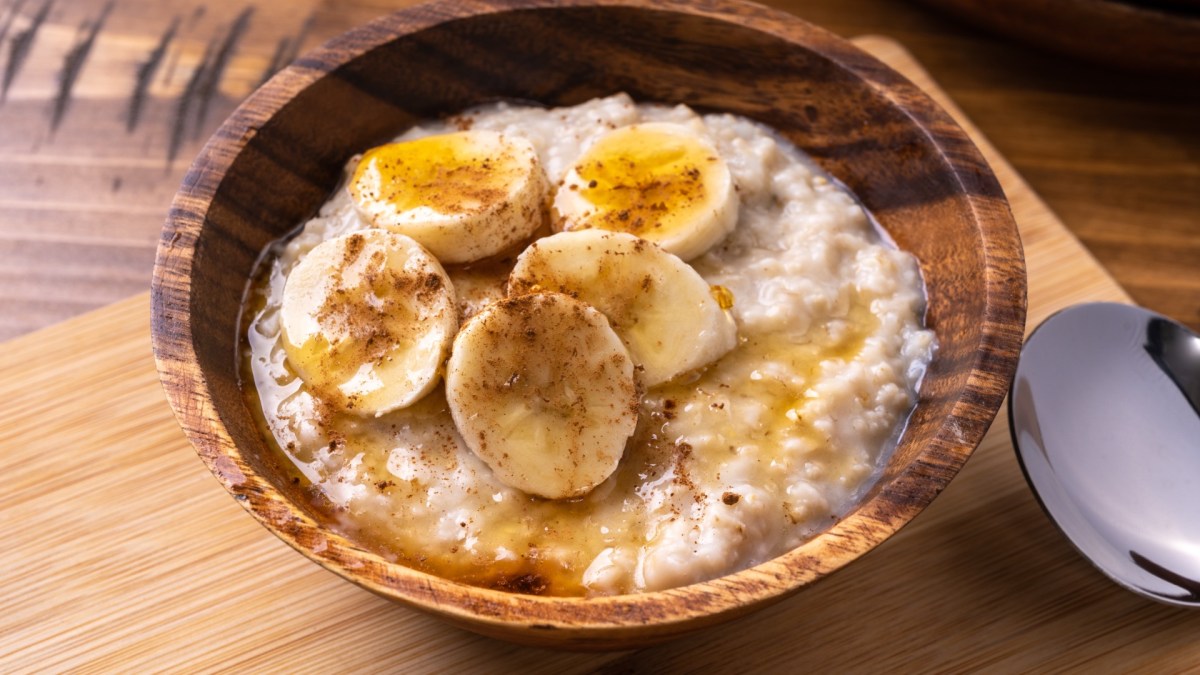 Eine Schüssel Honig-Bananen-Porridge.