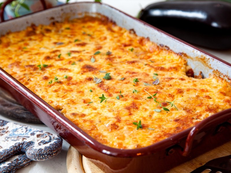 Eine Auflaufform mit Moussaka.