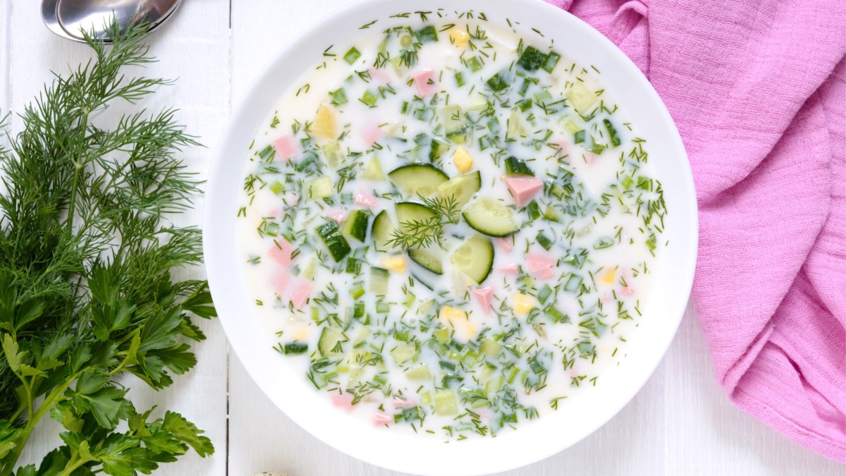 Eine Schüssel Okroshka – kalte Gurkensuppe – in der Draufsicht.