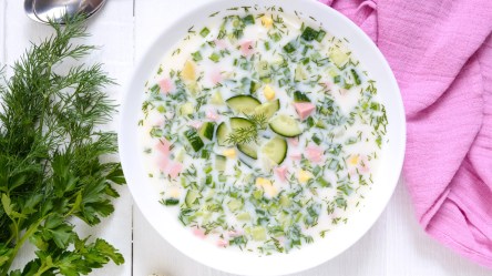 Eine Schüssel Okroshka – kalte Gurkensuppe – in der Draufsicht.