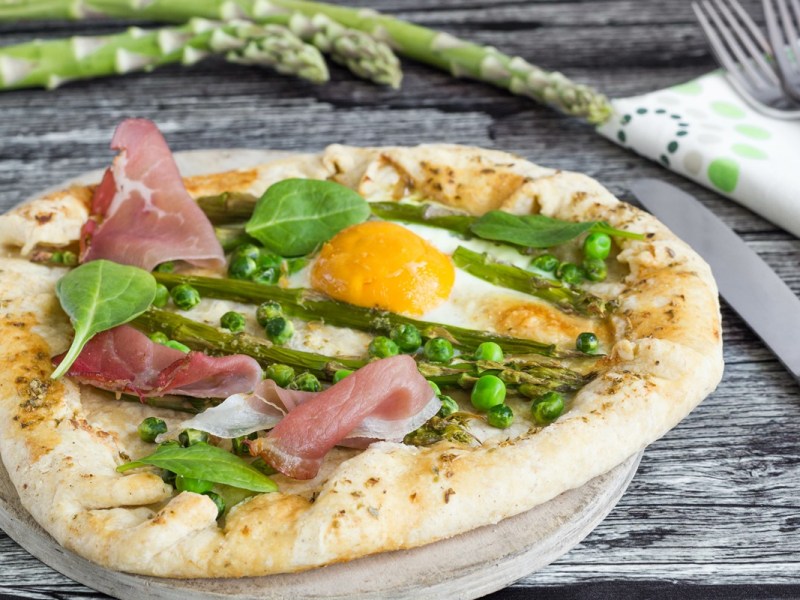 Rahmfladen mit Spargel und Ei