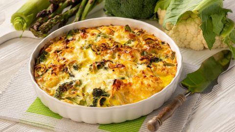 Spargel-Ei-Auflauf mit Brokkoli in einer runden Auflaufform.