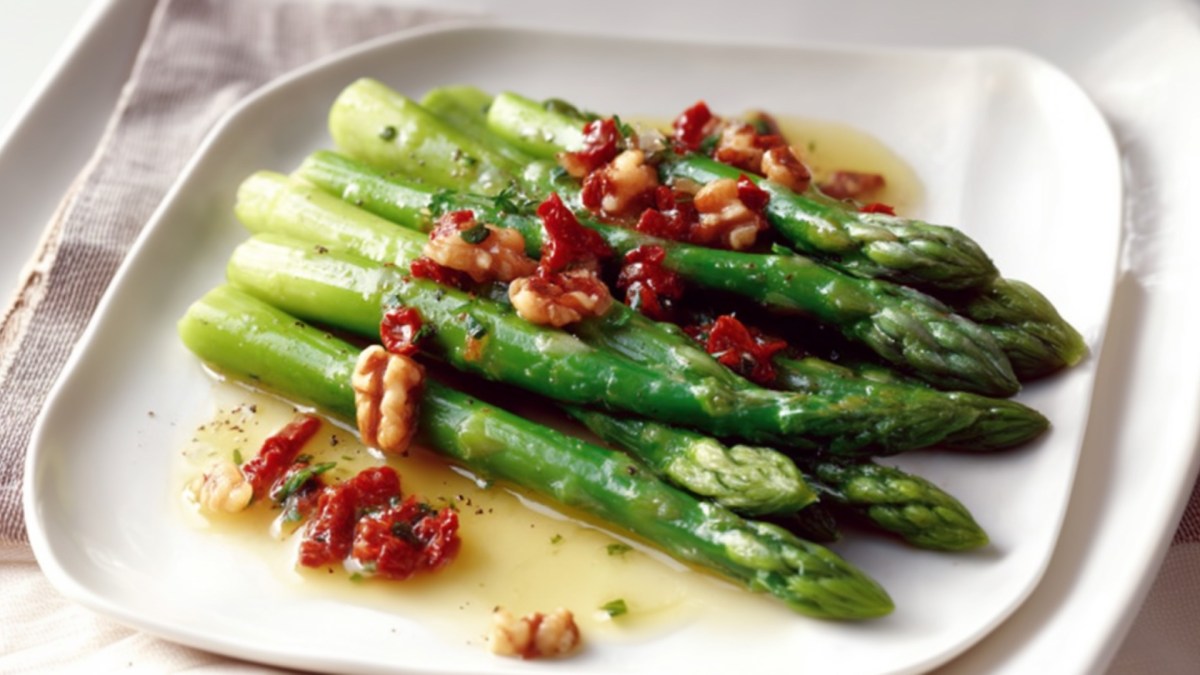 Ein Teller mit grünem Spargel mit Walnuss-Vinaigrette.
