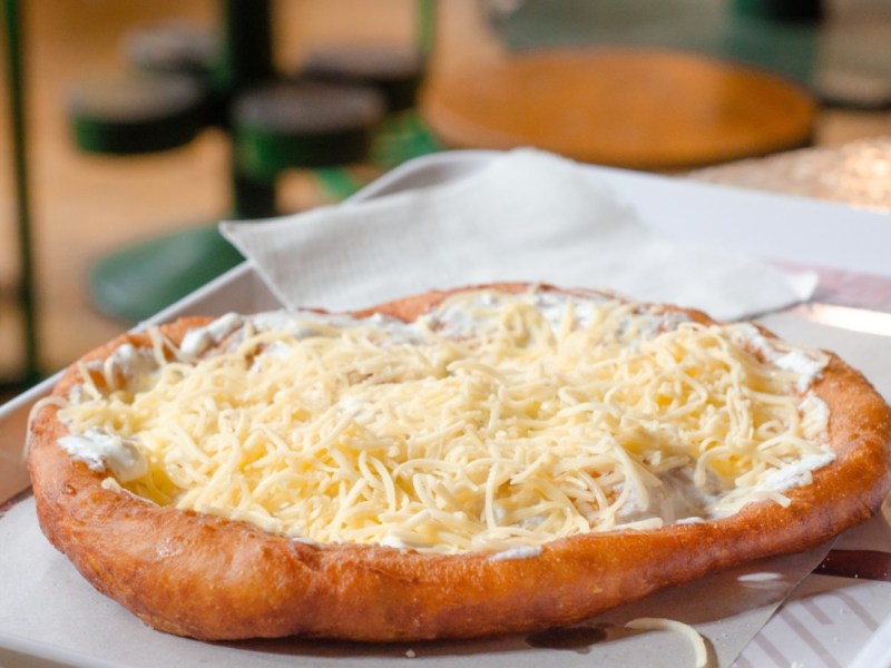 Ungarisches Langos mit Knoblauchcreme und Käse.