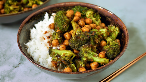 Brokkoli-Pfanne mit Kichererbsen, serviert mit Reis in einer Schüssel.