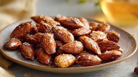 Curry-Honig-Mandeln auf einem Teller.