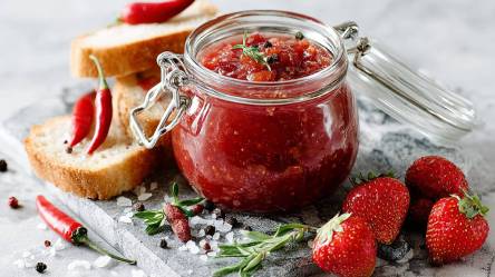 Glas mit Erdbeer-Chutney auf einem Tisch