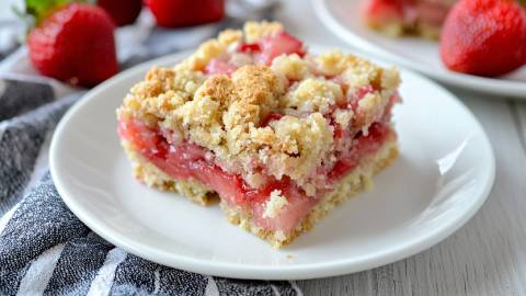 Ein Stück Erdbeer-Streuselkuchen auf einem Teller