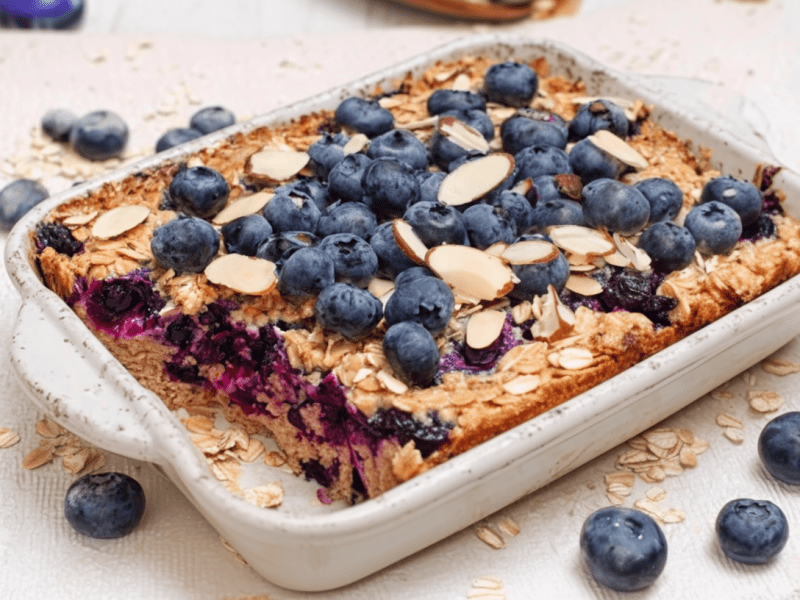 Heidelbeer-Hüttenkäse-Frühstück, serviert in einer Auflaufform.