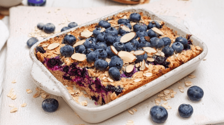 Heidelbeer-Hüttenkäse-Frühstück, serviert in einer Auflaufform.