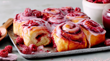 Ein Blech mit saftigen Himbeerschnecken mit Guss.