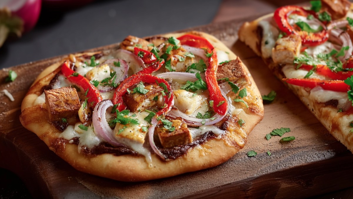 Zwei indische Pizzen auf Holzbrettern.