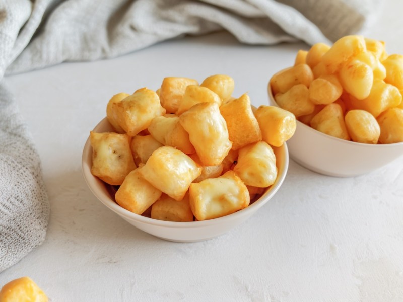 Zwei Schälchen mit Käse-Pops.