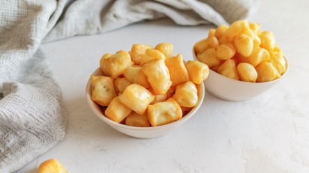 Zwei Schälchen mit Käse-Pops.