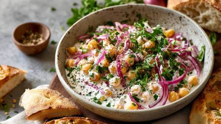 Schale mit Kichererbsensalat mit Joghurt-Dressing