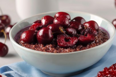 Eine Schüssel Kirschporridge.