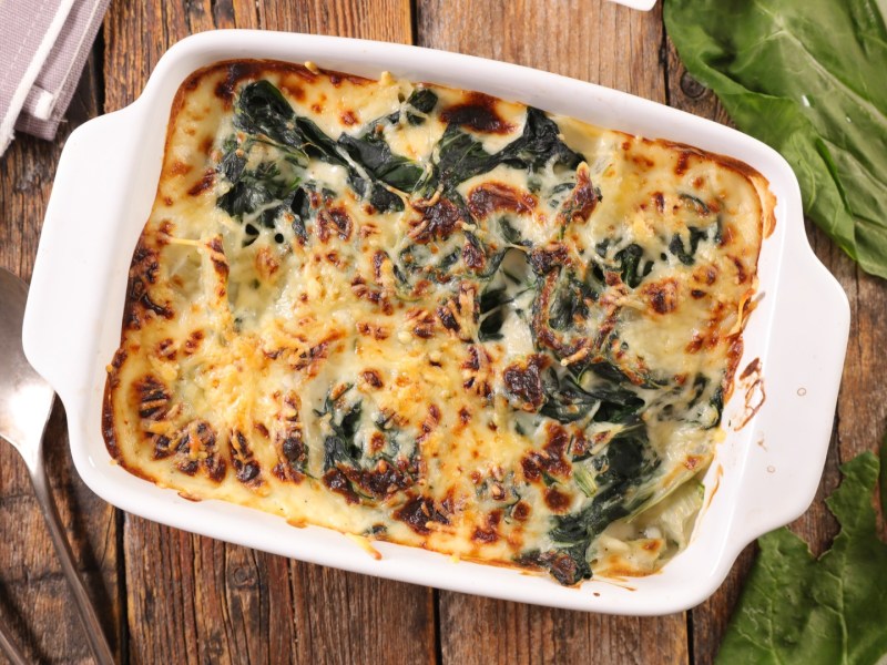 Ein Mangold-Auflauf in einer Auflaufform in der Draufsicht.