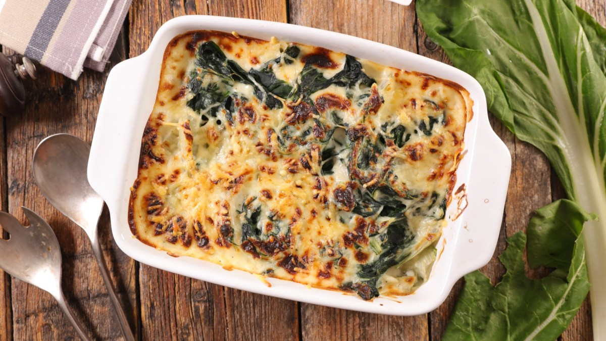 Ein Mangold-Auflauf in einer Auflaufform in der Draufsicht.