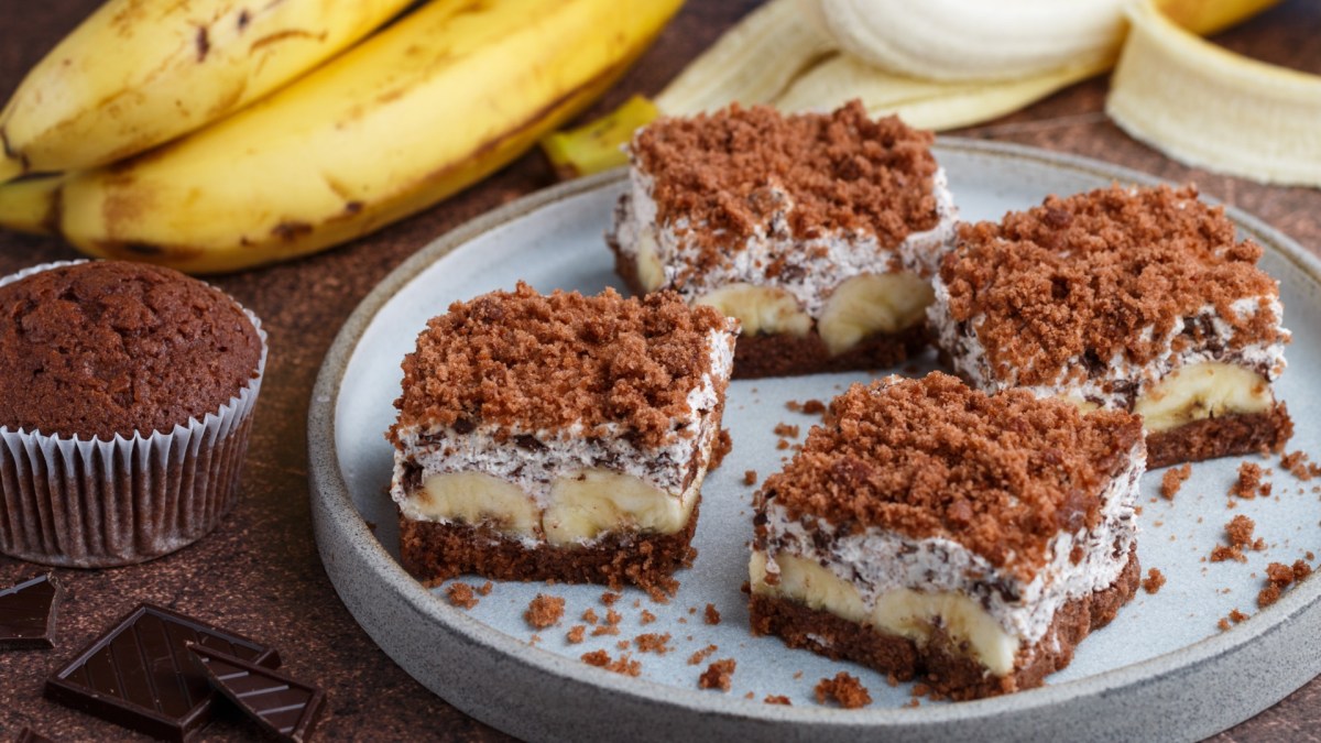 Vier Stücke von Maulwurfkuchen vom Blech, angerichtet auf einem Teller.