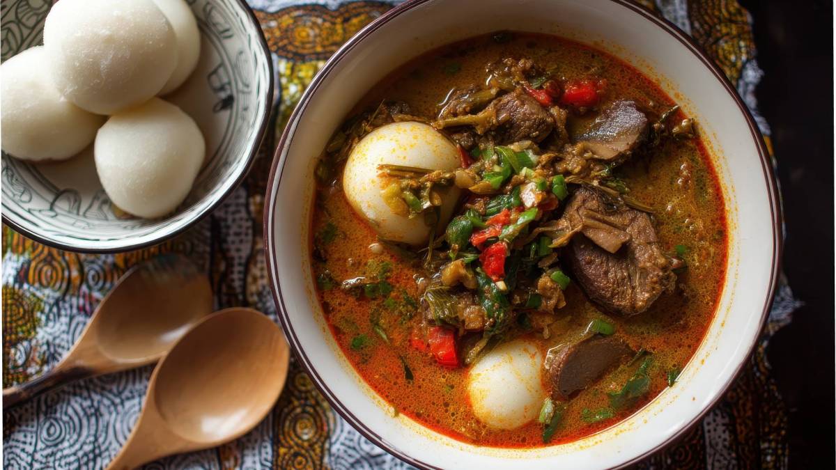 Eine Schüssel Peppersoup, nigerianische Pfeffersuppe, serviert mit Fufu.