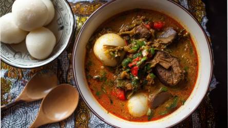 Eine Schüssel Peppersoup, nigerianische Pfeffersuppe, serviert mit Fufu.