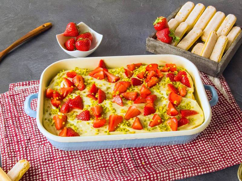 Pistazien-Erdbeer-Tiramisu auf einem Tisch