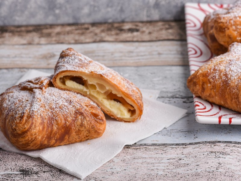 Zwei Quarktaschen liegen auf einer Serviette.