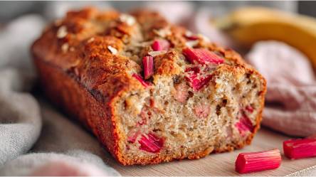 Rhabarber-Bananenbrot angeschnitten auf einem Tisch