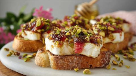 Rhabarber-Crostini mit Ziegenkäse auf einem Teller