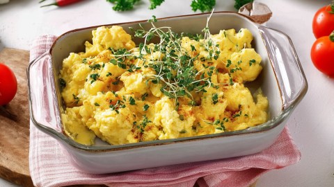 Eine Auflaufform mit Ofen-Rührei.