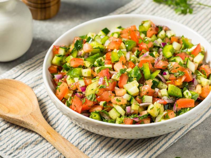 Eine Schüssel Shirazi-Salat: persischer Gurken-Tomaten-Salat.
