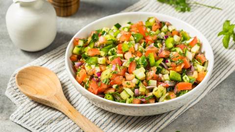 Eine Schüssel Shirazi-Salat: persischer Gurken-Tomaten-Salat.