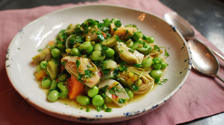 Ein Teller Vignarola: italienisches Frühlingsgemüse.