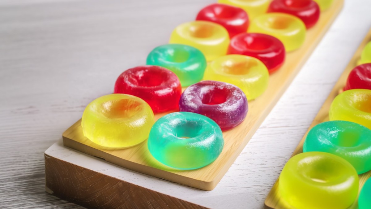 Wackelpudding-Eis in Donutform und verschiedenen Farben.