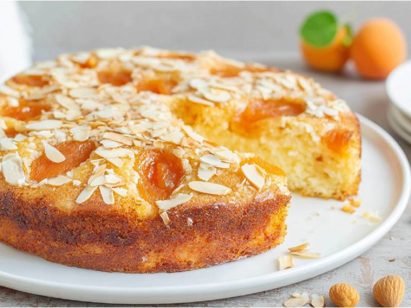 Angeschnittener Aprikosen-Mandel-Kuchen auf einem Teller