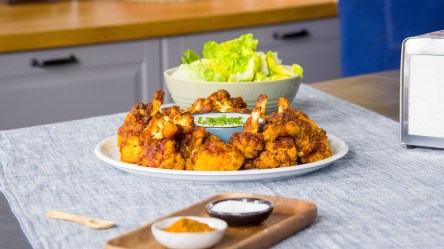 Ein Teller Buffalo-Blumenkohl-Wings.