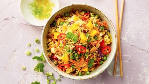 Eine Schüssel Bratreissalat mit Mango in der Draufsicht.