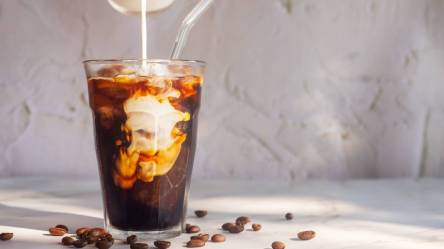 Glas Cold Brew Kaffee mit Milch