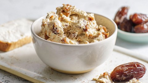 Eine Schale mit Dattel-Aufstrich.