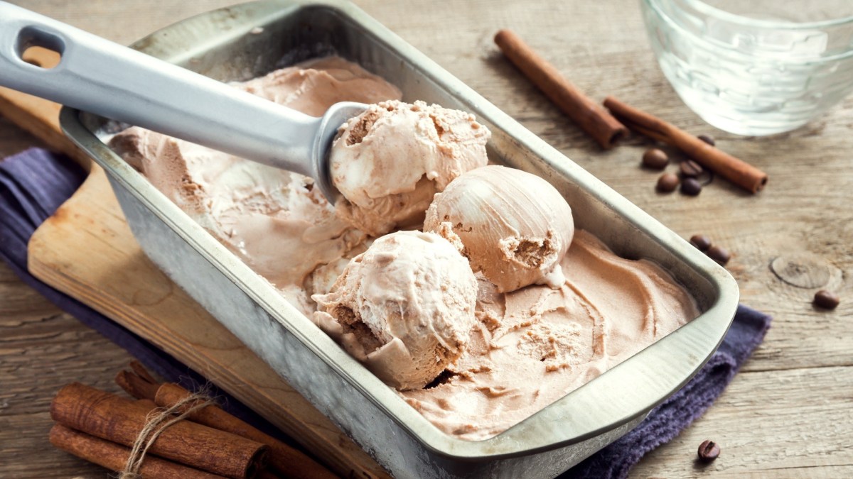 Eis mit der Eismaschine machen: Ein Eisportionierer portioniert mehrere Kugeln Eis.