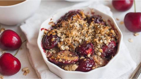 Kleine Auflaufform mit Frühstücks-Crumble mit Mohn und Kirschen