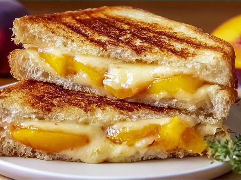 Teller mit zwei Grilled Cheese Sandwich mit Pfirsich